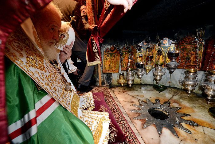 Betlemme - Sua Santità il Patriarca Kirill si inchina nella Grotta della Natività