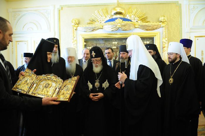 Mosca - Ilia II riceve il trittico con il Signore Gesù Cristo, la Madre di Dio e san Nicola