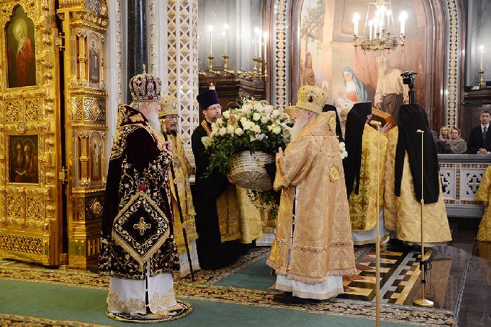  Mosca - Il metropolita Juvenalij rivolge le congratulazioni al Patriarca Kirill