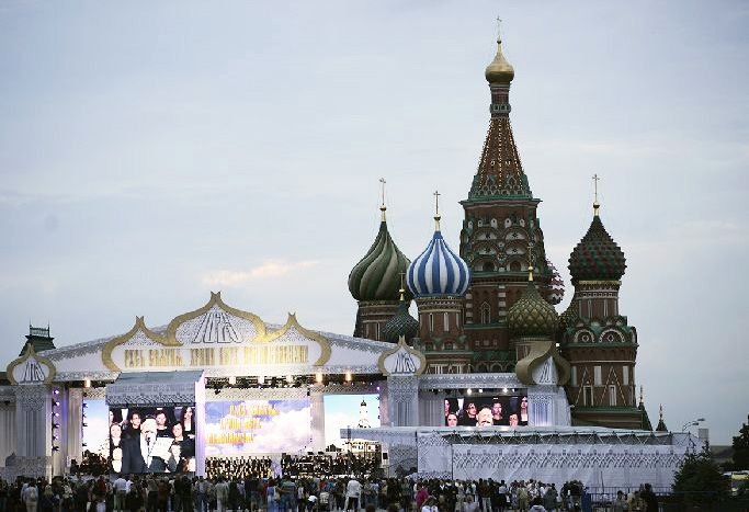 Mosca - Il palco allestito per il concerto. Sullo sfondo, la Cattedrale di San Basilio.