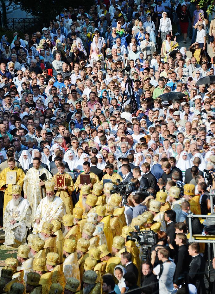 Partecipazione corale alla solenne Liturgia nella Laura delle Grotte di Kiev.