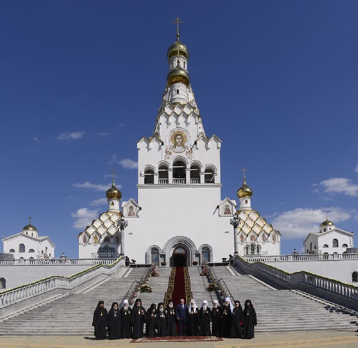 Minsk - I partecipanti all'incontro dinanzi alla chiesa di Tutti i Santi.