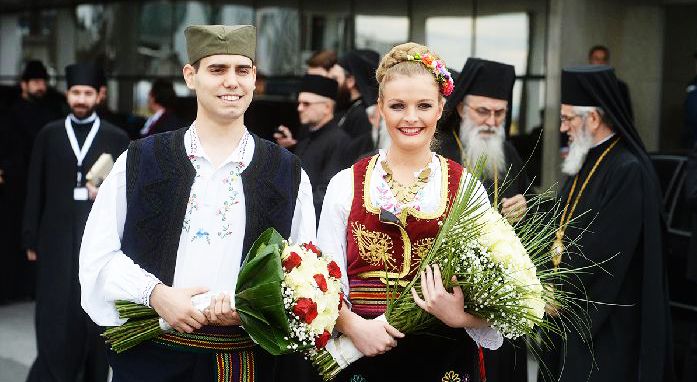 Belgrado - Giovani serbi in abito tradizionale accolgono il Patriarca Kirill