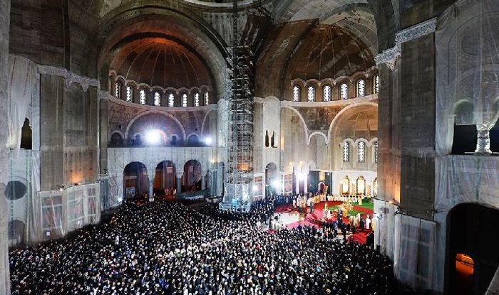 Belgrado - Migliaia di fedeli prendono parte alla solenne Liturgia nella Cattedrale di San Sava