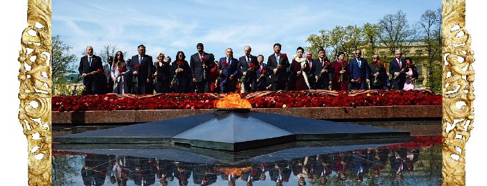 Mosca - I capi di Stato depongono i fiori presso il complesso memoriale