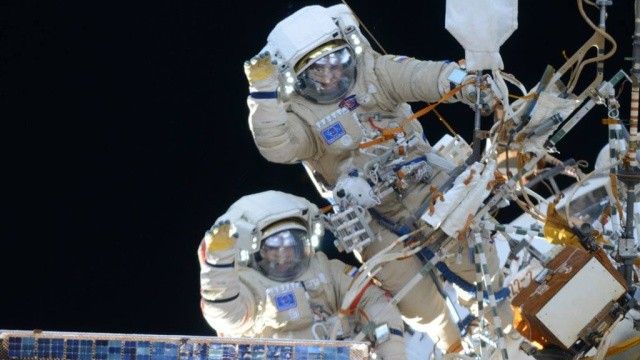 «Passeggiata spaziale» dei cosmonauti russi Gennady Padalka e Mikhail Kornienko 