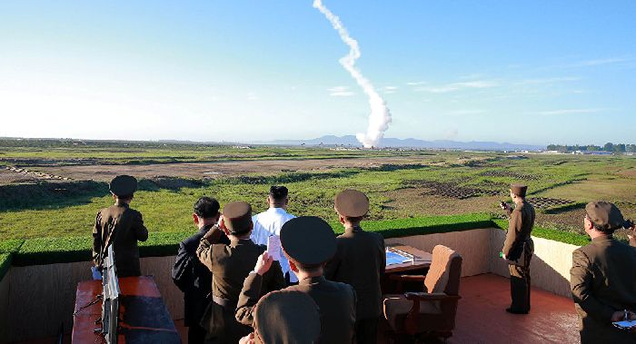 Il leader della Corea del Nord Kim Jong-un durante il lancio di un missile. © Foto: Kcna. Da: it.sputniknews.com.