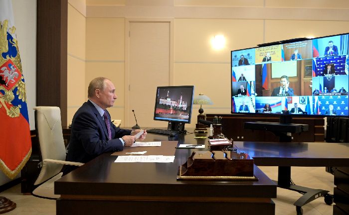 Novo Ogaryovo – Il presidente Vladimir Putin durante l’incontro sullo sviluppo del settore energetico (in videoconferenza).