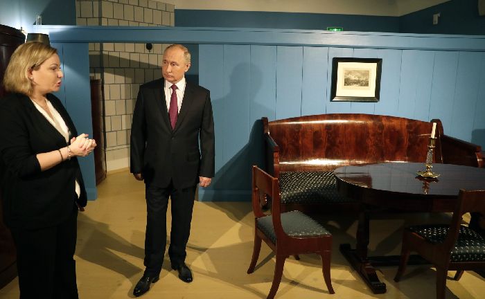 Mosca – Il presidente Vladimir Putin con il ministro della Cultura Olga Lyubimova durante la visita al centro museale «Casa di Dostoevskij a Mosca».
