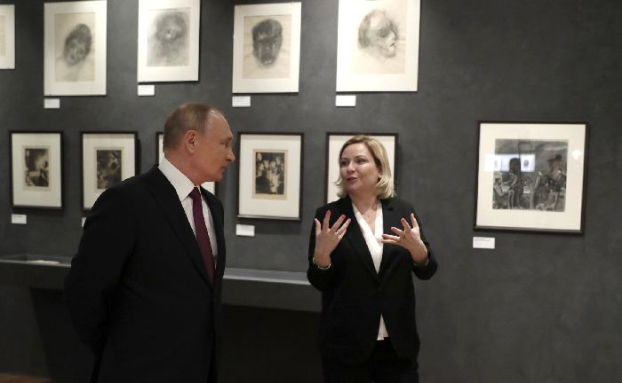 Mosca – Vladimir Putin con il ministro della Cultura Olga Lyubimova durante la visita al centro museale «Casa di Dostoevskij a Mosca».