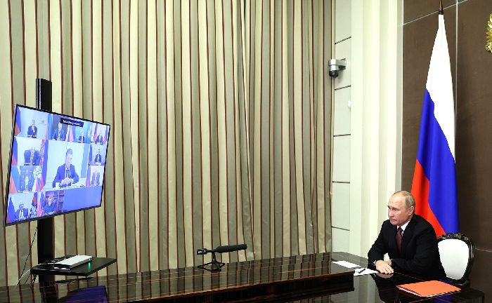 Sochi – Il presidente Vladimir Putin incontra i membri permanenti del Consiglio di Sicurezza (in videoconferenza).