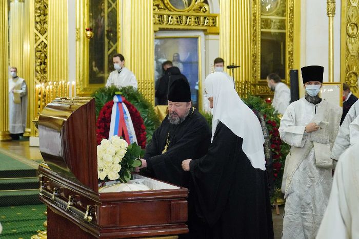 Viaggio di Sua Santità il Patriarca Kirill a San Pietroburgo. Servizio funebre e sepoltura dell'arciprete Nikolaj Gundyaev. Visita al cimitero Bolsheokhtinsky.