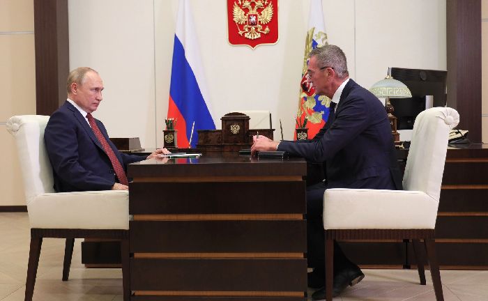 Novo Ogaryovo – Il presidente Vladimir Putin incontra il direttore generale della Tactical Missile Armament Corporation Boris Obnosov.