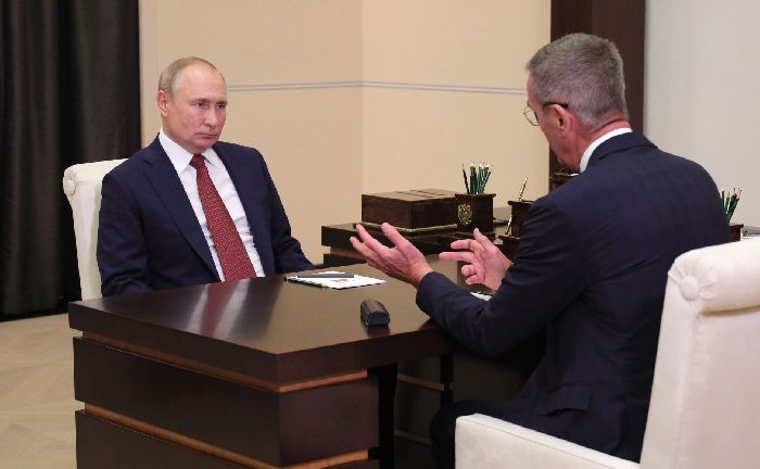 Novo Ogaryovo – Il presidente Vladimir Putin durante l'incontro con il direttore generale della Tactical Missile Armament Corporation Boris Obnosov.