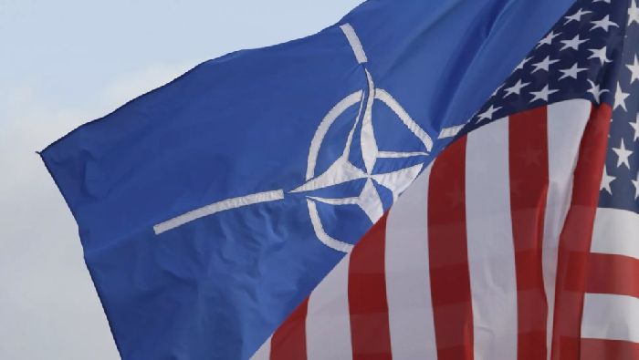 Bandiere Nato-Usa. © AP Photo / Virginia Mayo. Da: it.sputniknews.com.