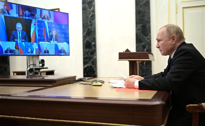 Mosca – Il presidente Vladimir Putin incontra i membri permanenti del Consiglio di Sicurezza (tenuto in videoconferenza).