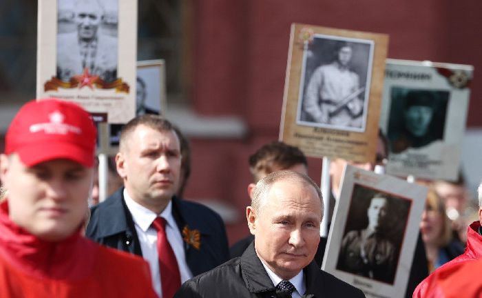 Mosca – Il presidente Vladimir Putin si è unito alla marcia del Reggimento immortale. Foto: TASS.