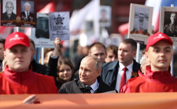 Mosca – Vladimir Putin si è unito alla marcia del Reggimento immortale. Foto: TASS.