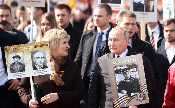 Mosca – Vladimir Putin si è unito alla marcia del Reggimento immortale. Foto: TASS.