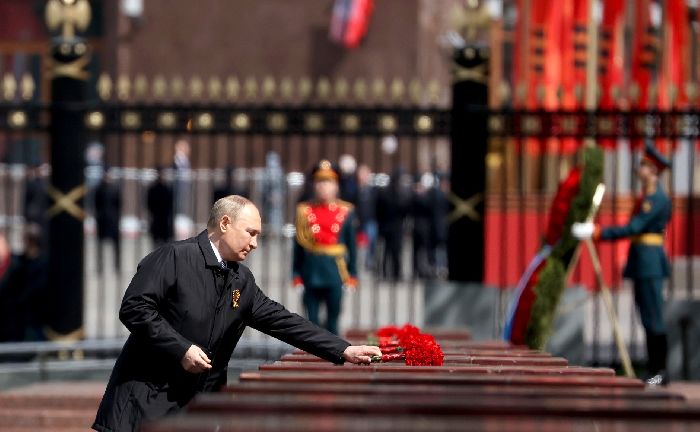 Mosca - Deposizione di una corona di fiori presso la Tomba del Milite Ignoto. Foto: TASS.