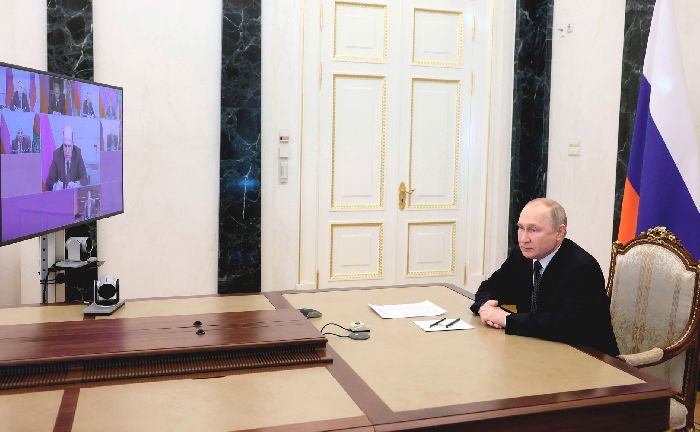 Mosca - Il presidente Vladimir Putin incontra i membri permanenti del Consiglio di Sicurezza (in videoconferenza).