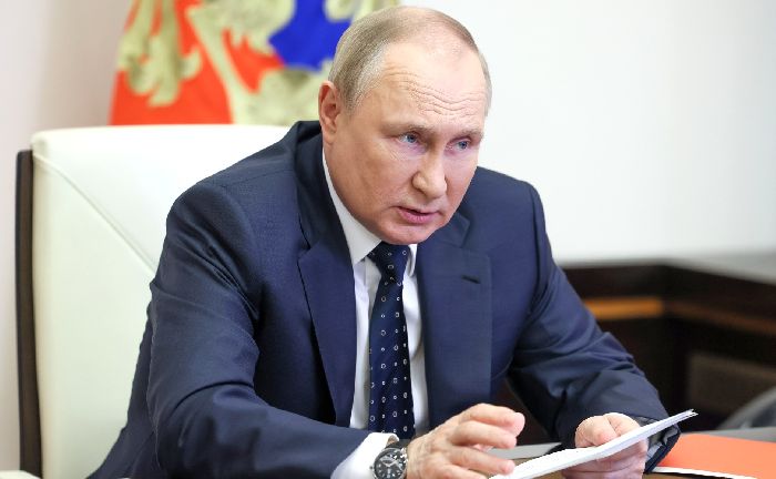 Novo Ogaryovo – Il presidente Vladimir Putin durante la riunione con i membri permanenti del Consiglio di Sicurezza (in videoconferenza).