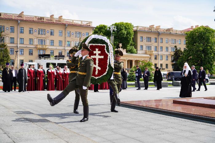 Visita patriarcale nella Repubblica di Bielorussia. Deposizione di una corona di fiori al Monumento della Vittoria a Minsk.