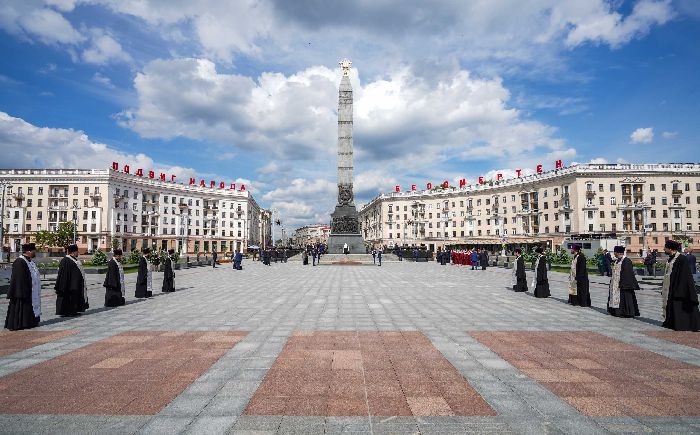 Visita patriarcale nella Repubblica di Bielorussia. Deposizione di una corona di fiori al Monumento della Vittoria a Minsk.
