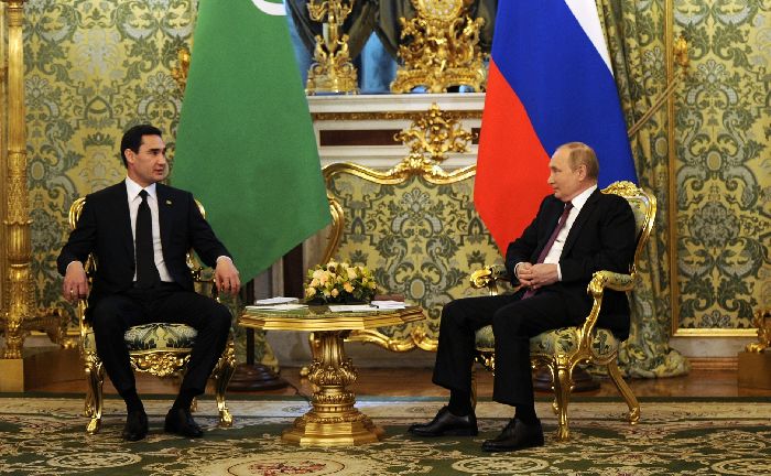 Mosca – Vladimir Putin incontra il presidente del Turkmenistan Serdar Berdimuhamedov.