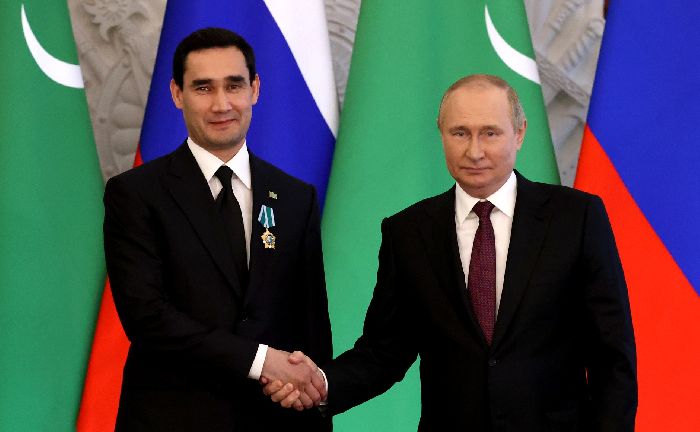 Mosca - Vladimir Putin ha presentato l'Ordine dell'Amicizia al presidente del Turkmenistan Serdar Berdimuhamedov.