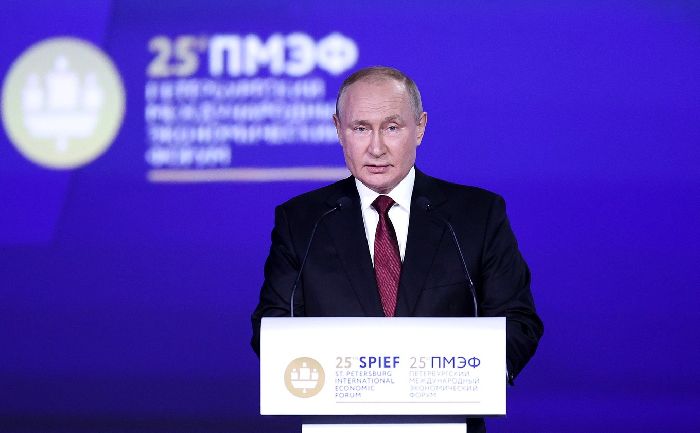 Il presidente russo Vladimir Putin alla sessione plenaria del 25° Forum economico internazionale di San Pietroburgo.