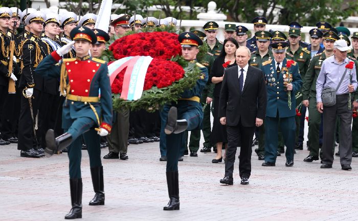 Mosca – Deposizione di una corona di fiori presso la Tomba del Milite Ignoto.