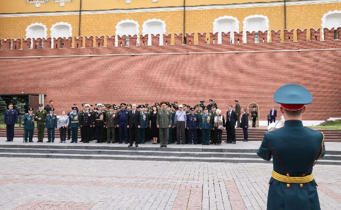 Mosca - Deposizione di una corona di fiori presso la Tomba del Milite Ignoto.