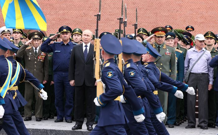Mosca - Il passaggio della marcia solenne della compagnia della Guardia d'Onore e dell'orchestra davanti al memoriale.