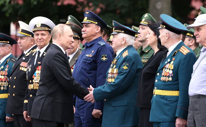 Mosca – Il presidente Vladimir Putin con i partecipanti alla cerimonia di deposizione di una corona di fiori presso la Tomba del Milite Ignoto.