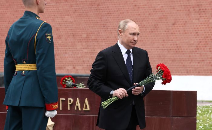 Mosca – Il presidente Vladimir Putin ha deposto fiori sugli obelischi delle città eroiche nonché al memoriale in onore delle città insignite del titolo onorifico di «Città della gloria militare».