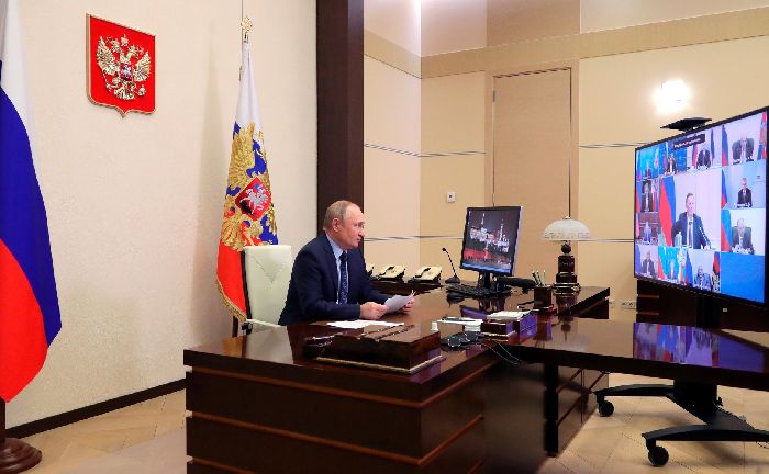 Novo Ogaryovo - Il presidente russo Vladimir Putin incontra i membri permanenti del Consiglio di Sicurezza in videoconferenza.