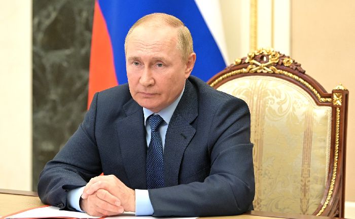 Mosca – Il presidente Vladimir Putin durante l’incontro con i membri permanenti del Consiglio di Sicurezza (in videoconferenza).