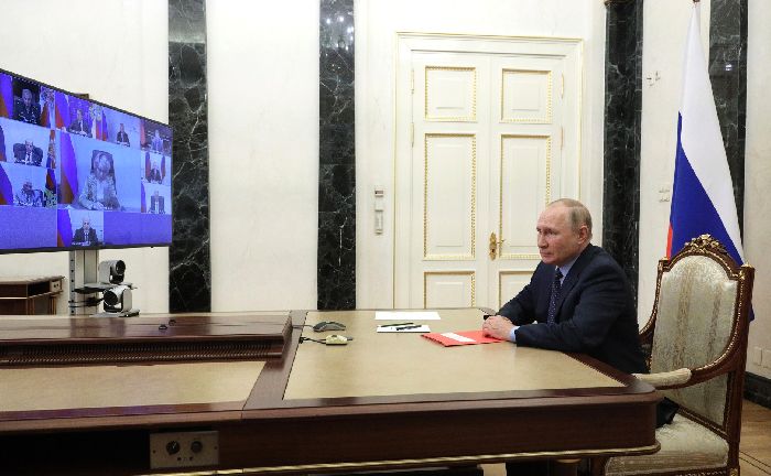 Mosca – Il presidente Vladimir Putin incontra i membri permanenti del Consiglio di Sicurezza.
