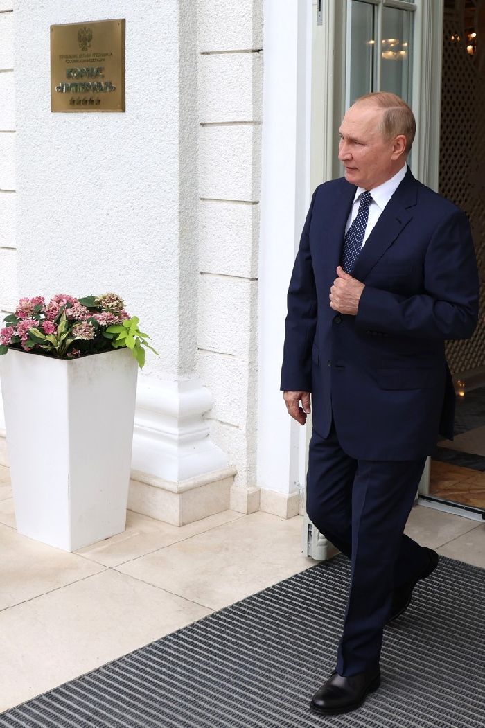 Sochi – Vladimir Putin prima dell'incontro con il presidente della Turchia Recep Tayyip Erdogan. Foto: TASS.