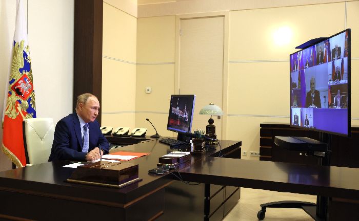  Mosca – Il presidente Vladimir Putin incontra i membri permanenti del Consiglio di Sicurezza (in videoconferenza).