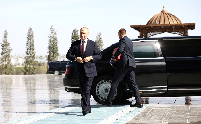  Samarcanda - Il presidente Vladimir Putin arriva alla riunione del Consiglio dei Capi di Stato della SCO. Foto: Sergej Bobylev, TASS.