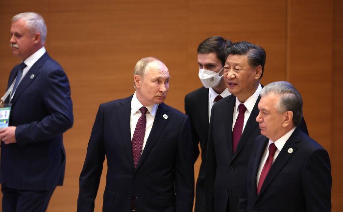 Samarcanda – Vladimir Putin con il presidente cinese Xi Jinping prima della riunione del Consiglio dei Capi di Stato della SCO nel formato allargato. Foto: TASS.