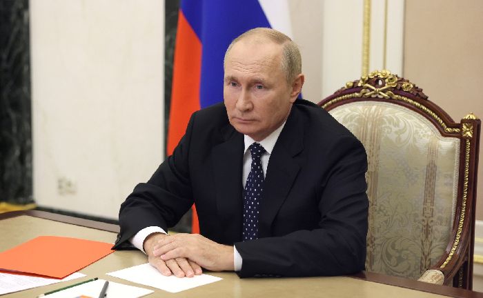 Mosca – Il presidente Vladimir Putin durante l’incontro con i membri permanenti del Consiglio di Sicurezza (in videoconferenza).