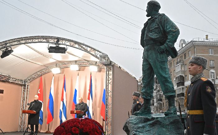 Mosca – Vladimir Putin con il presidente di Cuba Miguel Díaz-Canel Bermudez alla cerimonia di inaugurazione del monumento a Fidel Castro. Foto: Sergej Guneev, RIA Novosti.