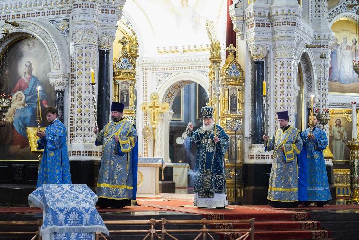 Mosca - Servizio patriarcale nella Cattedrale di Cristo Salvatore alla vigilia della festa dell'Ingresso al Tempio della Santissima Madre di Dio. Foto di Sergej Vlasov.
