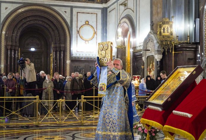 Mosca - Servizio patriarcale nella Cattedrale di Cristo Salvatore alla vigilia della festa dell'Ingresso al Tempio della Santissima Madre di Dio. Foto di Sergej Vlasov.