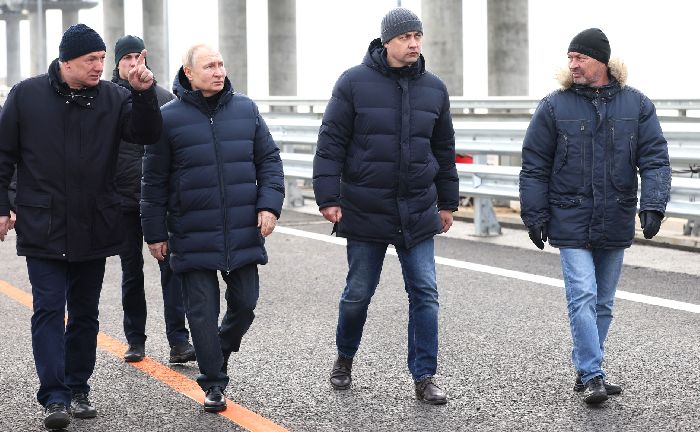 Visita al ponte di Crimea. Il vice primo ministro Marat Khusnullin, il presidente russo Vladimir Putin, l’ingegnere capo del dipartimento delle autostrade federali di Taman presso l'agenzia stradale federale Nikita Khrapov, il vicedirettore generale di Nizhneangarsktransstroy Yevgeny Chibyshev (da sinistra a destra).