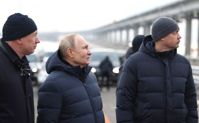 Visita al ponte di Crimea. Il presidente Vladimir Putin con il vice primo ministro Marat Khusnullin (a sinistra), e l'ingegnere capo del dipartimento delle autostrade federali di Taman presso l'Agenzia stradale federale Nikita Khrapov.