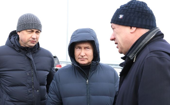 Visita al ponte di Crimea. Il presidente Vladimir Putin con il vice primo ministro Marat Khusnullin (a destra) e l'ingegnere capo del dipartimento delle autostrade federali di Taman presso l'Agenzia stradale federale Nikita Khrapov.